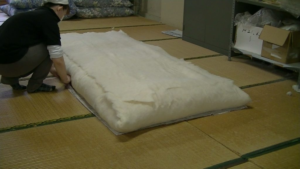 布団の形に整えます